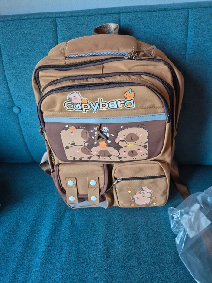 Lot Capybara Ultra Mignon – Sac à Dos + Trousse + Goodies !