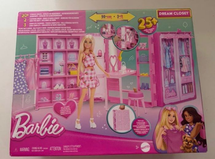 Le dressing de Barbie et sa Barbie