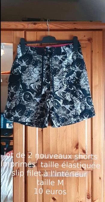 1  nouveau  short de  bain Taille M