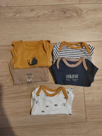 Lot bodies bébé 1 mois