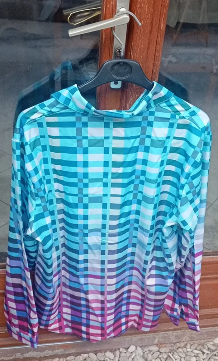 Vends une chemise pour femme jamais porté taille XL cause de la vente je me suis trompé de taille - photo numéro 2