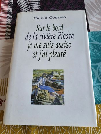 Sur le bord de la rivière Piedra je me suis assise et j'ai pleuré de Paulo Coelho
