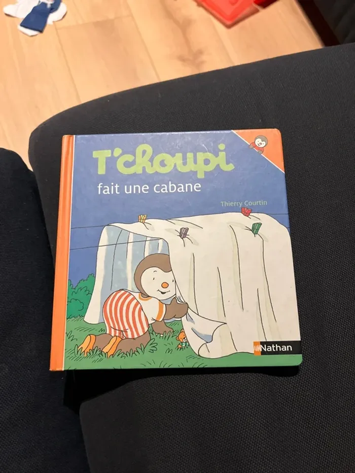 Livre pour enfants tchoupi fait une cabane