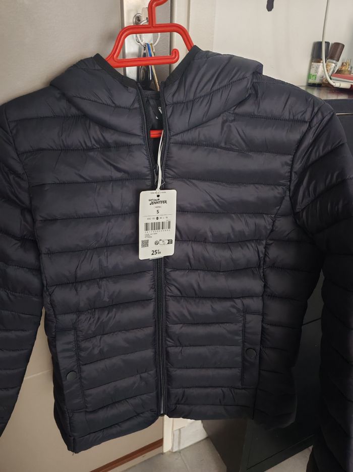 Vends veste neuve de taille s  jamais porté - photo numéro 3