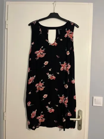 Robe noire à fleurs
