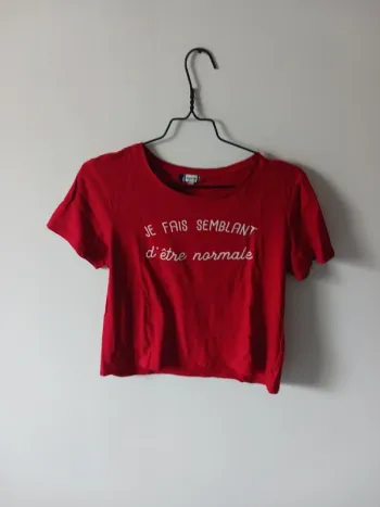 T-shirt rouge Je fais semblant d être normale Taille M Jennyfer