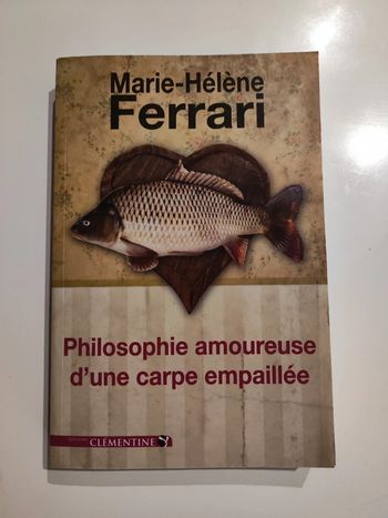 Livre roman Philosophie amoureuse d'une carpe émaillée / MH Ferrari