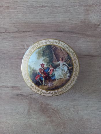 Boite ancienne en métal " Scène de famille "