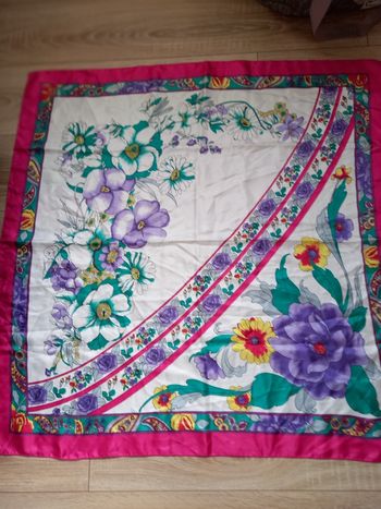 Grand foulard carré rose et mauve