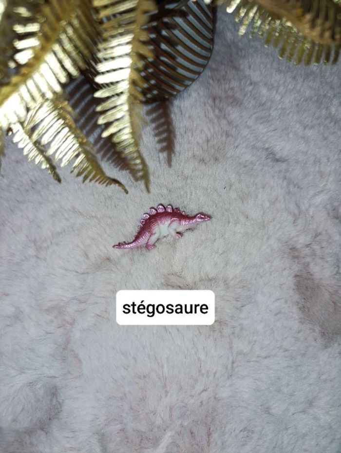 Dinosaure, stégosaure. Rose