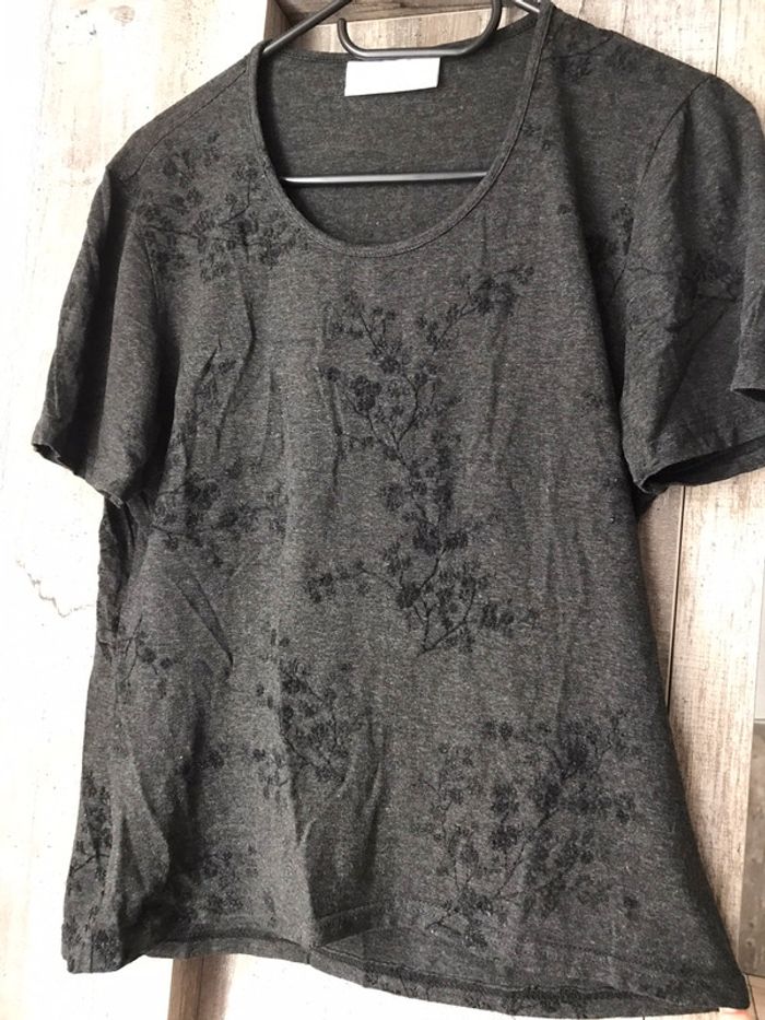 T-shirt manches courtes gris à motif floral taille 46
