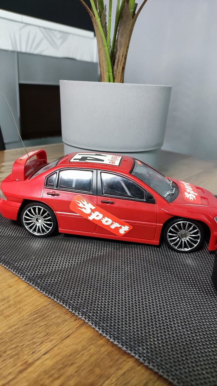 Voiture télécommandée rouge sport