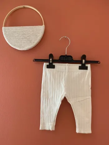 🤍 Legging côtelé blanc bébé fille – 12 mois