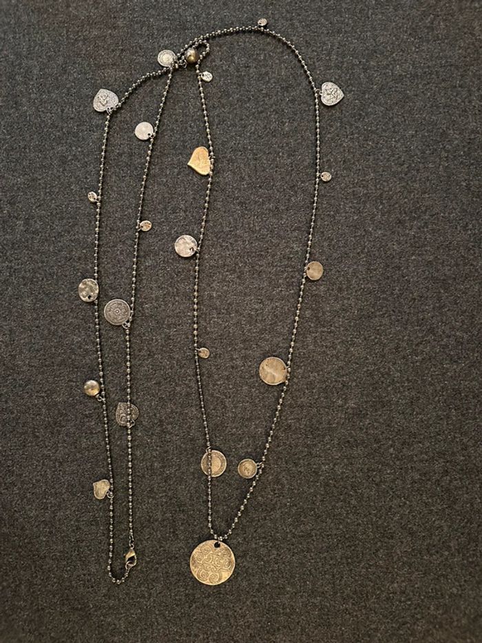 Collier sautoir médailles et cœurs en métal