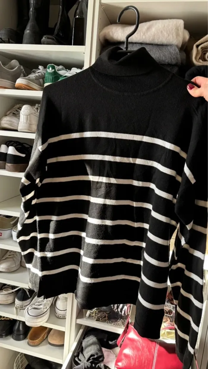 Pull fin col roulé rayures