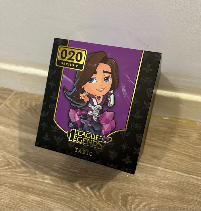Figurine League of Legends série 2 numéro 20 « Taric »