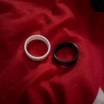 Lots de 2 bagues noir et blanche