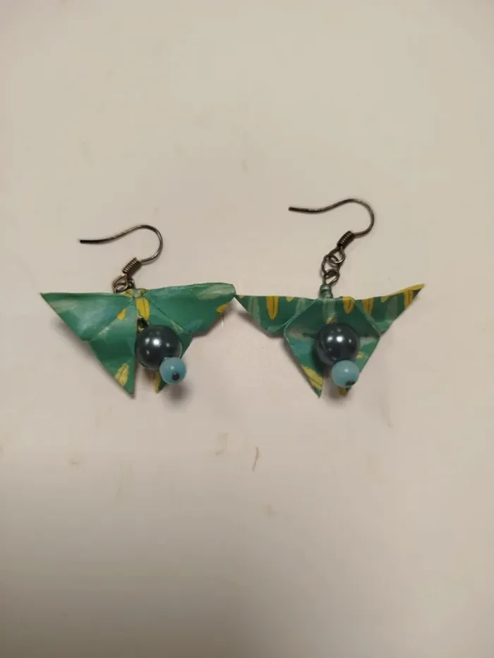 Boucles d'oreilles origami papillon vert et jaune, perles bleues BO05
