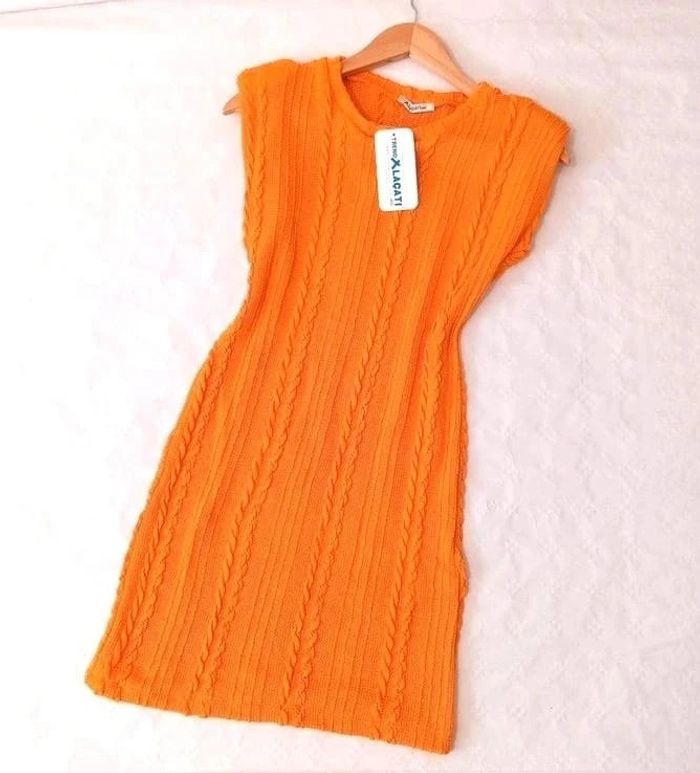 Robe courte en maille torsadé a épaulettes pour femme. Couleur Orange. Taille M. - photo numéro 2