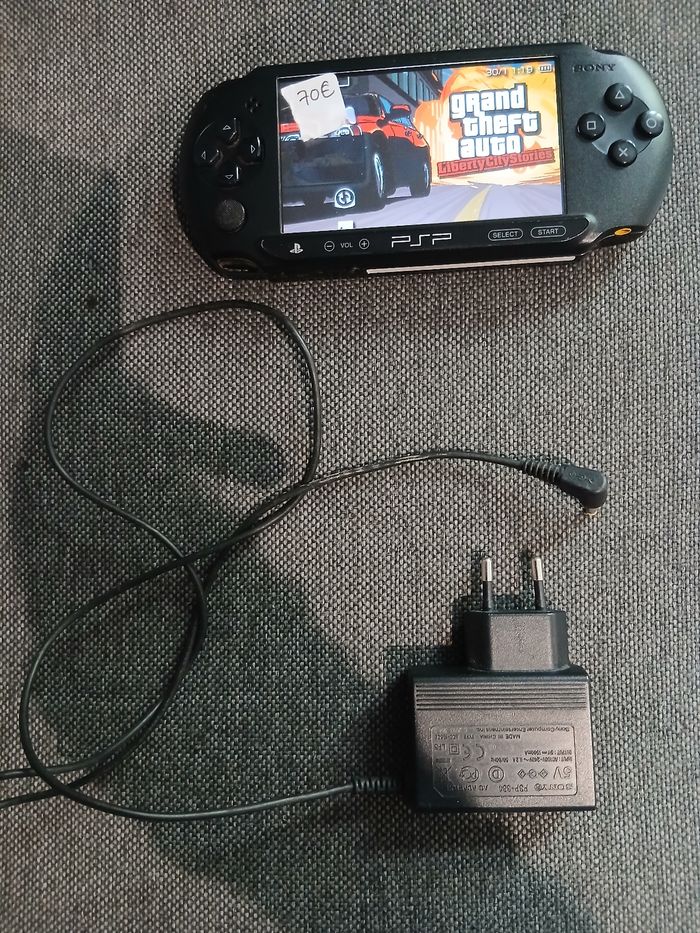 PSP E1004 avec chargeur et housse - photo numéro 4