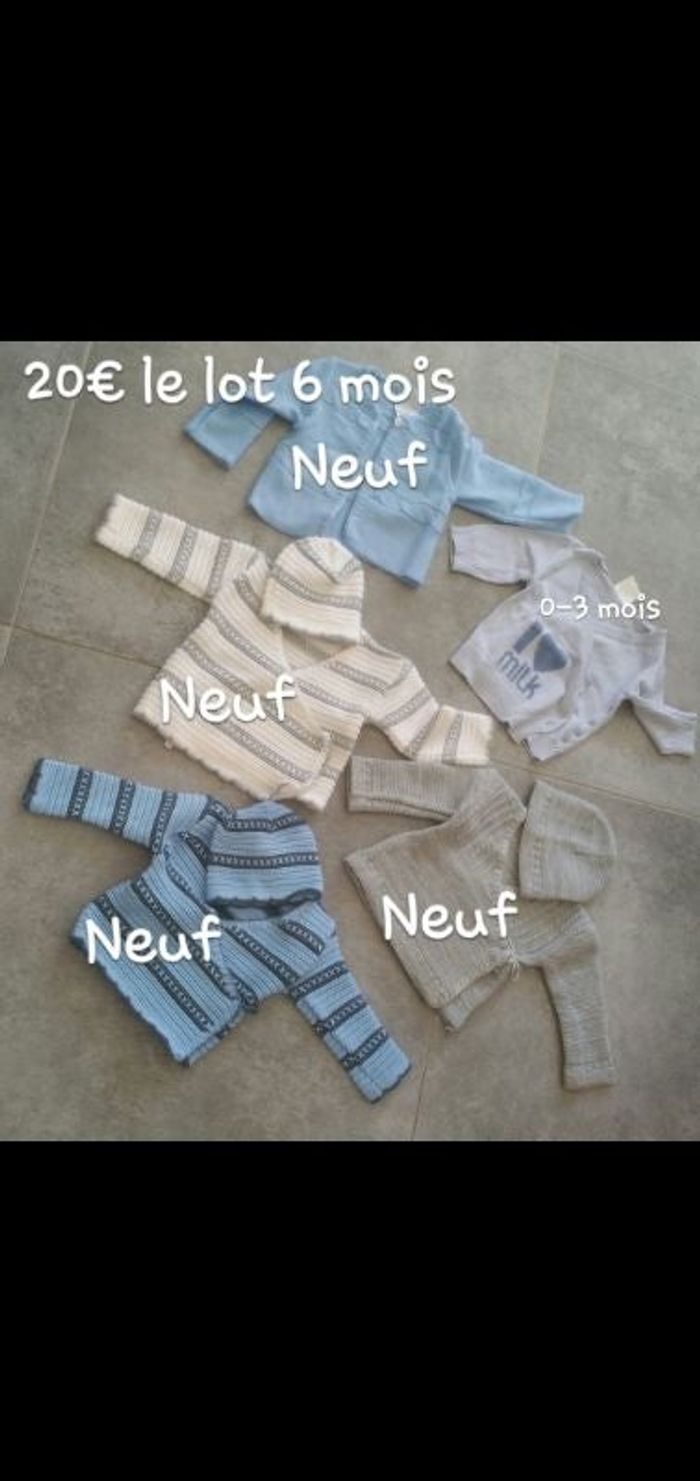 lot de 5 brassières avec bonnet neuf 6mois