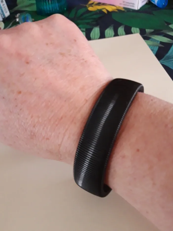 Très joli bracelet rigide noir et argenté - photo numéro 5