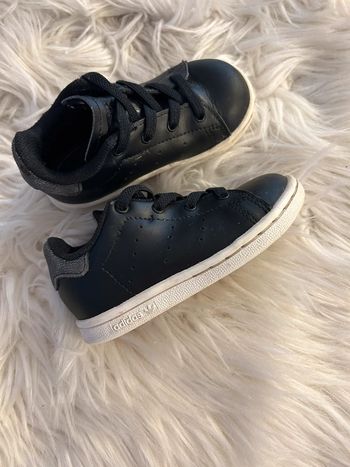 Fille 👧🏻 baskets adidas stan smith noir/pailettes taille 21