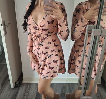 Robe fluide rose poudré à motifs papillons multicolores – Manches longues - Tally Waijl