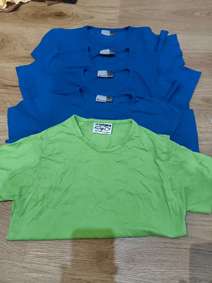 Lot de 5 t shirt unis bleu xs et 1 vert taille S neuf