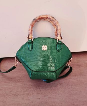 Sac bandoulière motif croco vernis