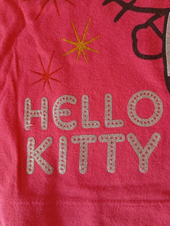Tee-shirt manches longues.3 ans . Coton rose fushia ,motifs pailletés argent et or .Hello Kitty. Très bon état. - photo numéro 6