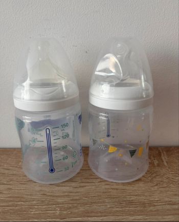2 biberons bébé