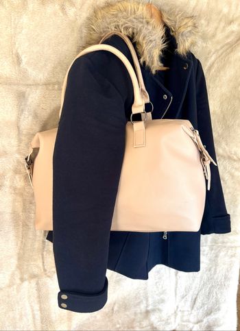 Grand sac rose crème avec quelques marques d’usure mais en bon état général