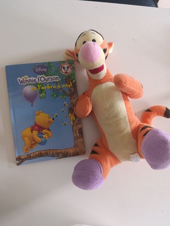 lot de 2 articles Disney peluche Tigrou 34 cm et un livre
