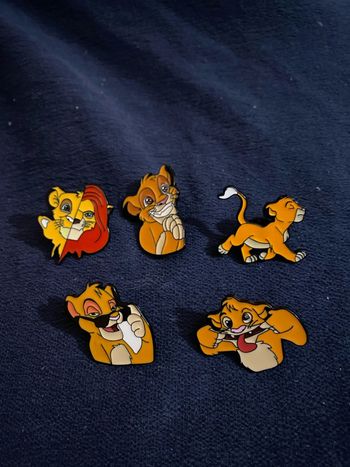 Lot 5 pin’s simba roi lion