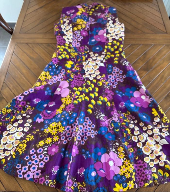 Robe évasée vintage Jean Biolay taille M année 70 à grosse fleurs violette - bon état - photo numéro 5