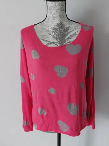 Haut rose avec cœurs gris