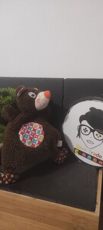 doudou plat Woodours ours marron ebulobo rouge orange blanc vert triangle laine