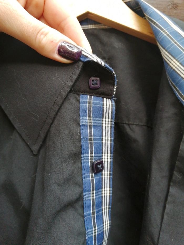 Chemise noire à carreaux bleus