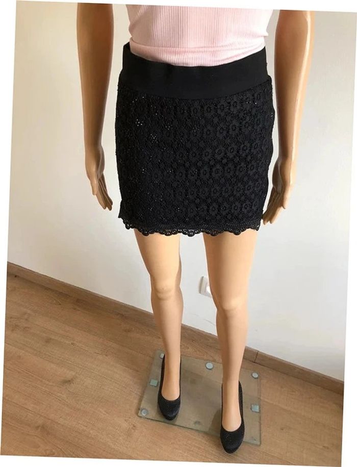 Jupe courte noire avec dentelle Elegante taille L jamais portée (taille petit)