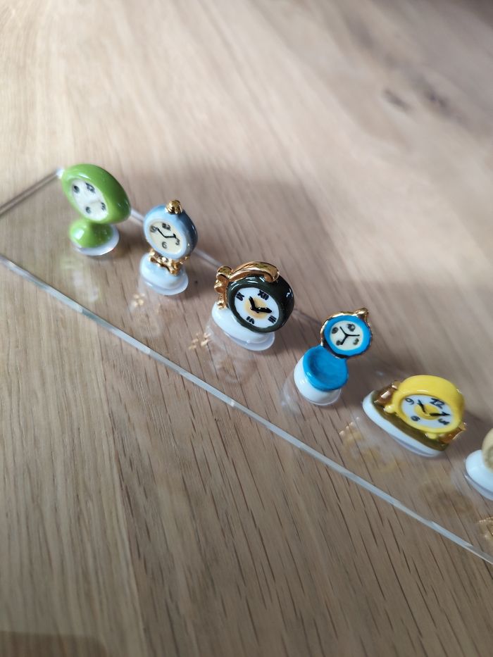 Lot de 10 figurines en céramique " les horloges" - photo numéro 2