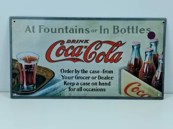 Plaque publicitaire Coca-Cola At Fountains or in Bottles en métal au style vintage américain