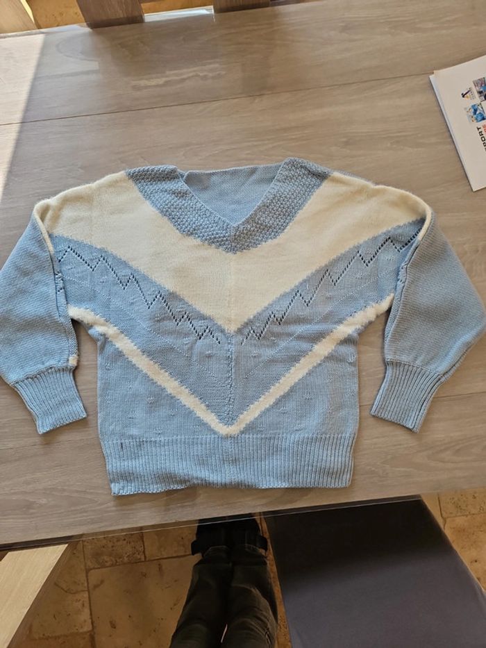 Jolie pull bleu clair et blanc col v neuf T S