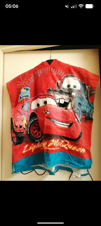 Poncho sortie de bain Cars Disney Pixar.