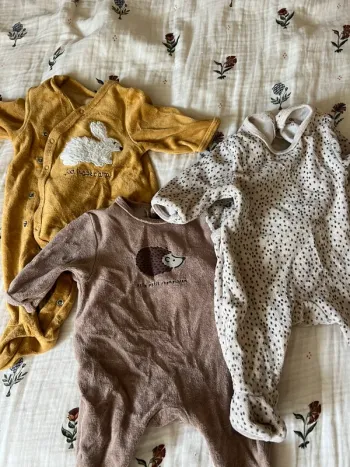 Lot de 3 pyjamas bébé en velours – 54cm – mixte