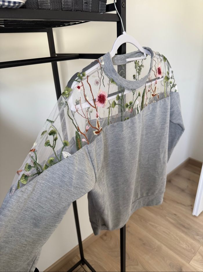 Pull avec fleur - photo numéro 2