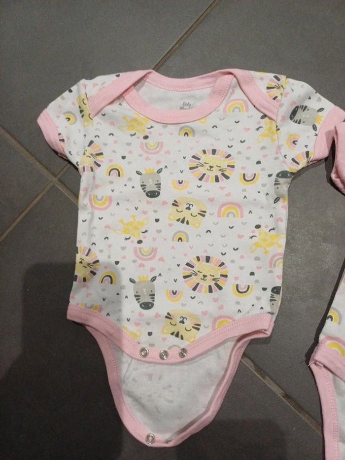 Lot 2 bodys baby éléments manches courtes 0/3mois - photo numéro 3