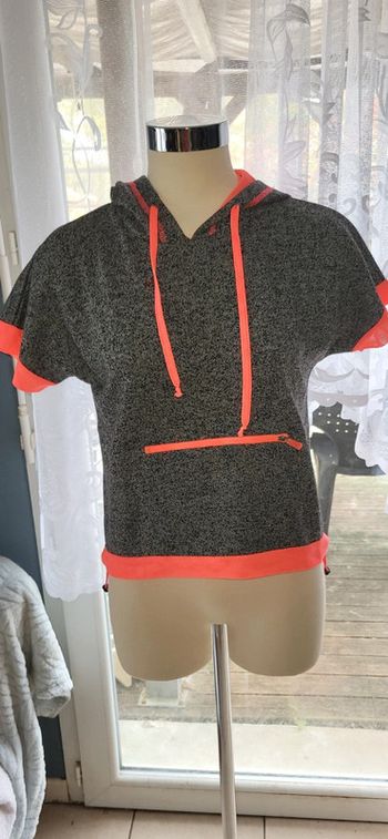 Pull de sport gris chiné avec bordures orange