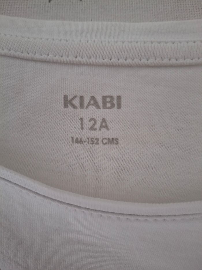 Tee-shirt blanc avec Inscription noir et fleurs 12 ans Kiabi
Très bon état ni trous ni tache - photo numéro 4