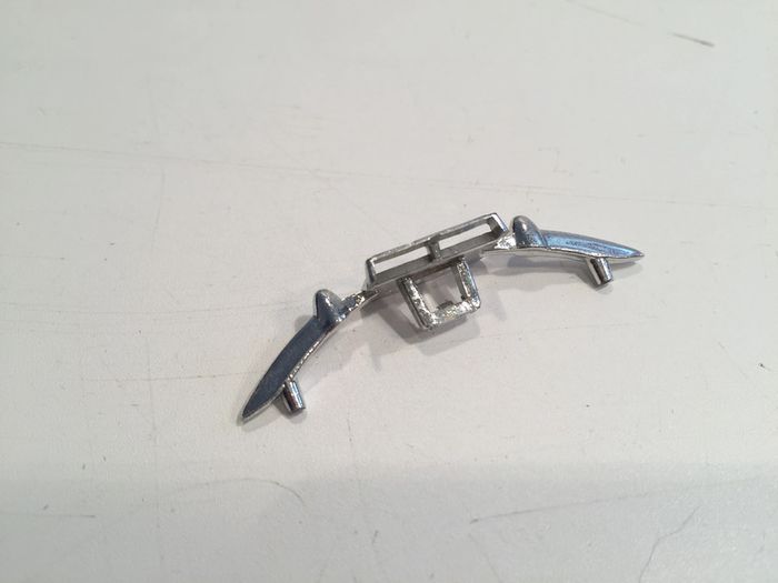 Pare-chocs arrière pièce détachée miniature Chevrolet Corvette 1957 1/24 burago #A17 - photo numéro 2